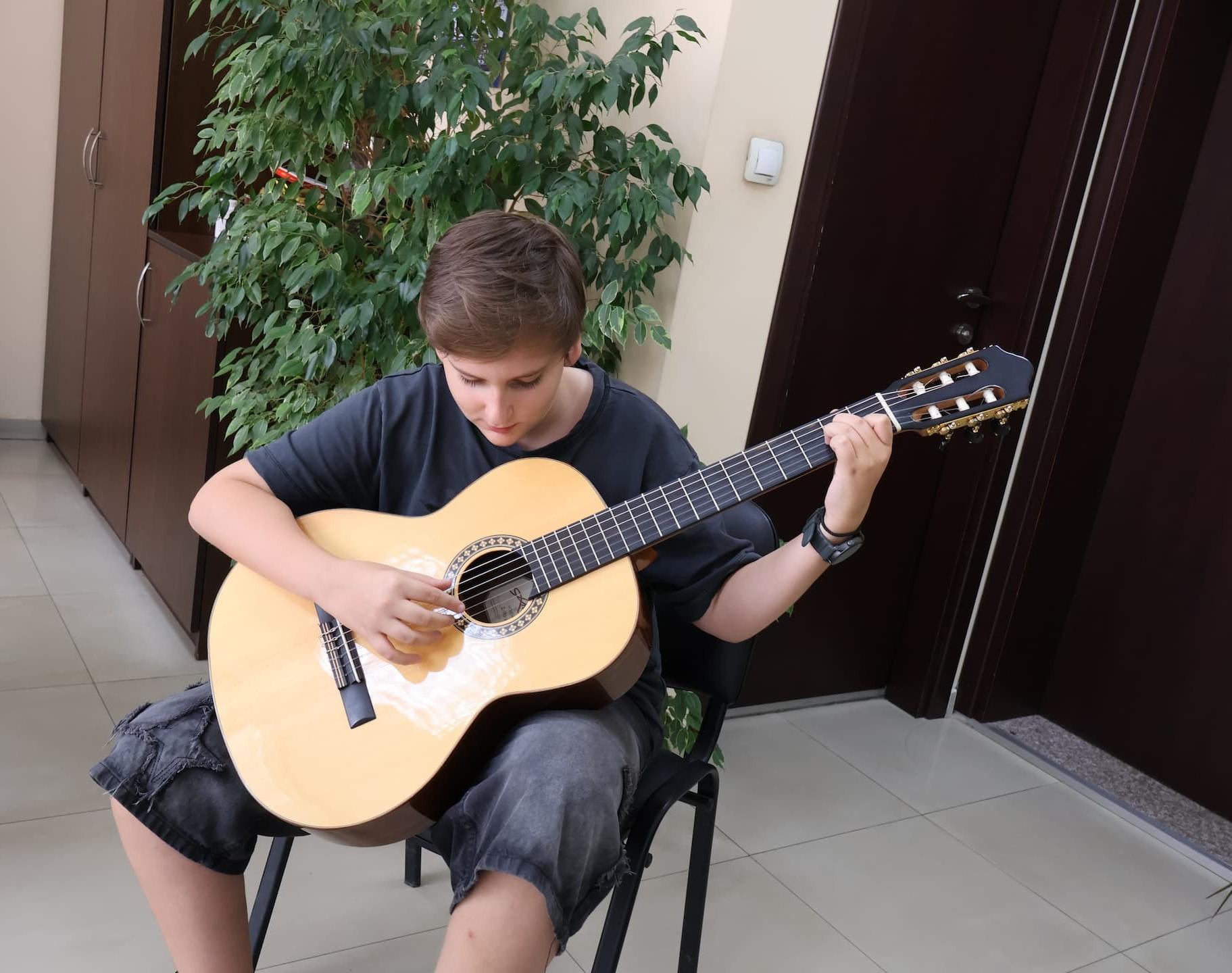 Ученик свири на китара
